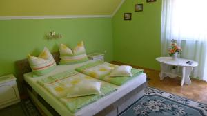 A bed or beds in a room at Caty Vendégház