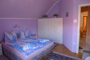 A bed or beds in a room at Caty Vendégház