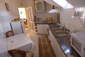 A kitchen or kitchenette at Caty Vendégház