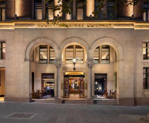 ein Gebäude mit Zugang zu einem Businesscenter in der Unterkunft Hilton Melbourne Little Queen Street in Melbourne