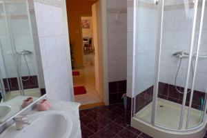 A bathroom at Caty Vendégház