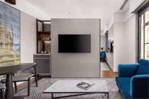 TV a/nebo společenská místnost v ubytování Hilton Melbourne Little Queen Street