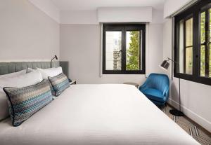 Postel nebo postele na pokoji v ubytování Hilton Melbourne Little Queen Street