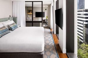Postel nebo postele na pokoji v ubytování Hilton Melbourne Little Queen Street