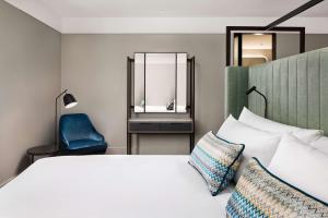 Postel nebo postele na pokoji v ubytování Hilton Melbourne Little Queen Street