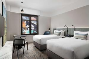 Postel nebo postele na pokoji v ubytování Hilton Melbourne Little Queen Street