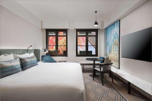Postel nebo postele na pokoji v ubytování Hilton Melbourne Little Queen Street
