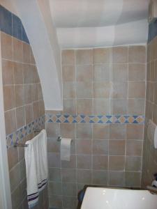 een badkamer met een wastafel en een toilet bij Dorotea Studio in Lipari