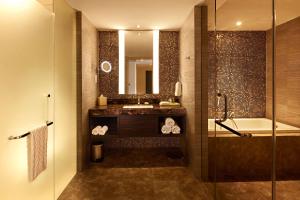 Koupelna v ubytování DoubleTree by Hilton Melaka