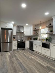 Η κουζίνα ή μικρή κουζίνα στο Freshly-remodeled, dog-friendly Westwood charmer!