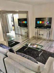 a living room with a couch and a large mirror at CUADRUPLEX Con TERRAZA in Lima