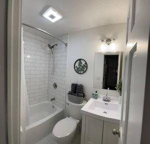 ein Badezimmer mit einem WC, einem Waschbecken und einer Badewanne in der Unterkunft Freshly-remodeled, dog-friendly Westwood charmer! 