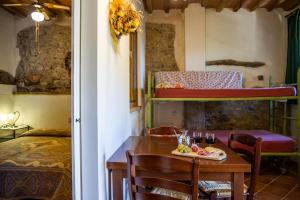 Habitación con mesa y 2 literas. en Il Cortile, en Civitella Marittima