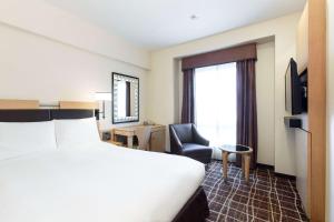Postel nebo postele na pokoji v ubytování DoubleTree by Hilton Naha