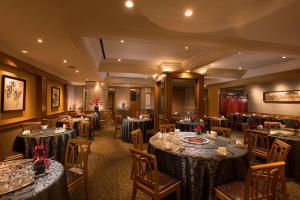 DoubleTree by Hilton Naha Shuri Castle餐厅或其他用餐的地方