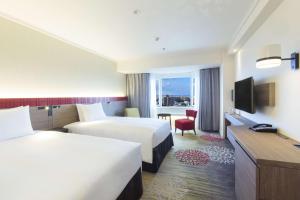 DoubleTree by Hilton Naha Shuri Castle的电视和/或娱乐中心