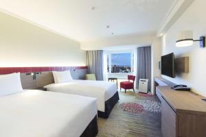 DoubleTree by Hilton Naha Shuri Castle的电视和/或娱乐中心