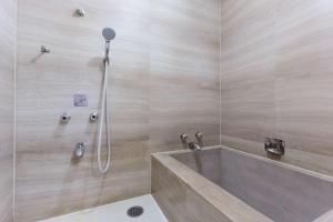 DoubleTree by Hilton Naha Shuri Castle的一间浴室