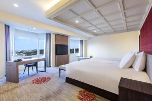 DoubleTree by Hilton Naha Shuri Castle客房内的一张或多张床位