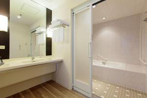 DoubleTree by Hilton Naha Shuri Castle的一间浴室