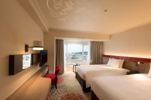 DoubleTree by Hilton Naha Shuri Castle客房内的一张或多张床位