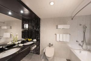 DoubleTree by Hilton Naha Shuri Castle的一间浴室