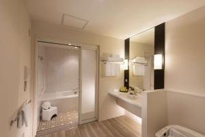 DoubleTree by Hilton Naha Shuri Castle的一间浴室