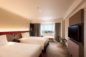 DoubleTree by Hilton Naha Shuri Castle客房内的一张或多张床位