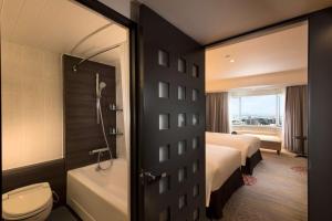 DoubleTree by Hilton Naha Shuri Castle客房内的一张或多张床位