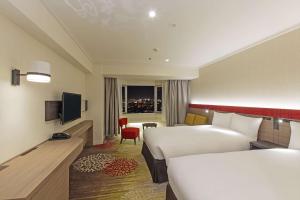 DoubleTree by Hilton Naha Shuri Castle的电视和/或娱乐中心