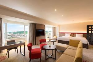 DoubleTree by Hilton Naha Shuri Castle的电视和/或娱乐中心