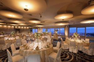 DoubleTree by Hilton Naha Shuri Castle餐厅或其他用餐的地方