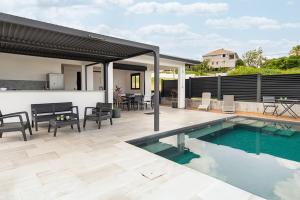 The swimming pool at or close to KAY SE MI