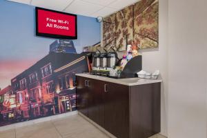 eine Bar mit einem Schild, das Feuer liest, wenn alle Fronten in der Unterkunft Red Roof Inn PLUS+ Nashville Airport in Nashville