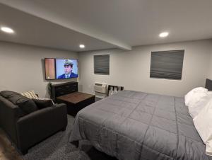 um quarto com uma cama e uma televisão de ecrã plano em Snowy Mountain Inn em Saratoga
