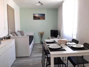 Telewizja i/lub zestaw kina domowego w obiekcie AptCityStay