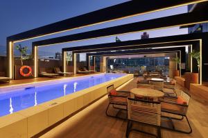 Doubletree By Hilton Perth Northbridge游泳池或附近泳池