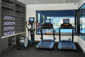 Doubletree By Hilton Perth Northbridge的健身中心和/或健身设施
