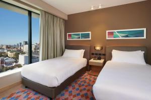 Doubletree By Hilton Perth Northbridge客房内的一张或多张床位