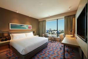 Doubletree By Hilton Perth Northbridge客房内的一张或多张床位