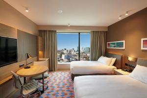 Doubletree By Hilton Perth Northbridge客房内的一张或多张床位