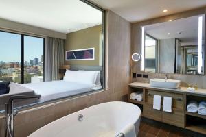 Doubletree By Hilton Perth Northbridge客房内的一张或多张床位