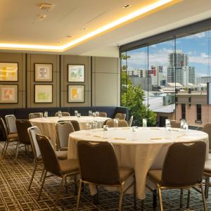 Doubletree By Hilton Perth Northbridge餐厅或其他用餐的地方
