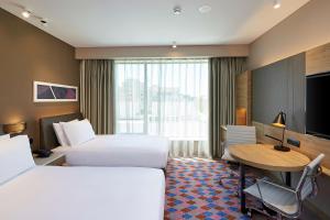 Doubletree By Hilton Perth Northbridge的电视和/或娱乐中心