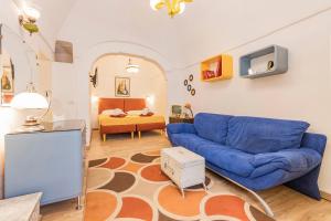 een woonkamer met een blauwe bank en een bed bij House with Amazing Sea View in Polignano a Mare +21 foto's