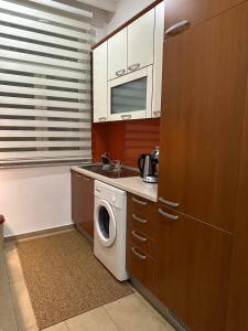 kuchnia z pralką i zlewem w obiekcie Apartman Indy Bascarsija w Sarajewie