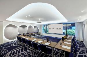 uma sala de reuniões com uma mesa longa e cadeiras em West Hotel Sydney, Curio Collection by Hilton em Sidney