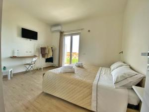 Un dormitorio con una cama grande y una ventana en Campus Dei - Tropea Rooms, en Tropea