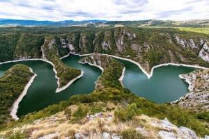 - une vue aérienne sur deux lacs des montagnes dans l'établissement Vikendice Moskva Uvac, à Sjenica