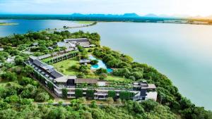 WeerawilaDoubleTree by Hilton Weerawila Rajawarna Resort的水中岛屿上的房屋的鸟瞰图